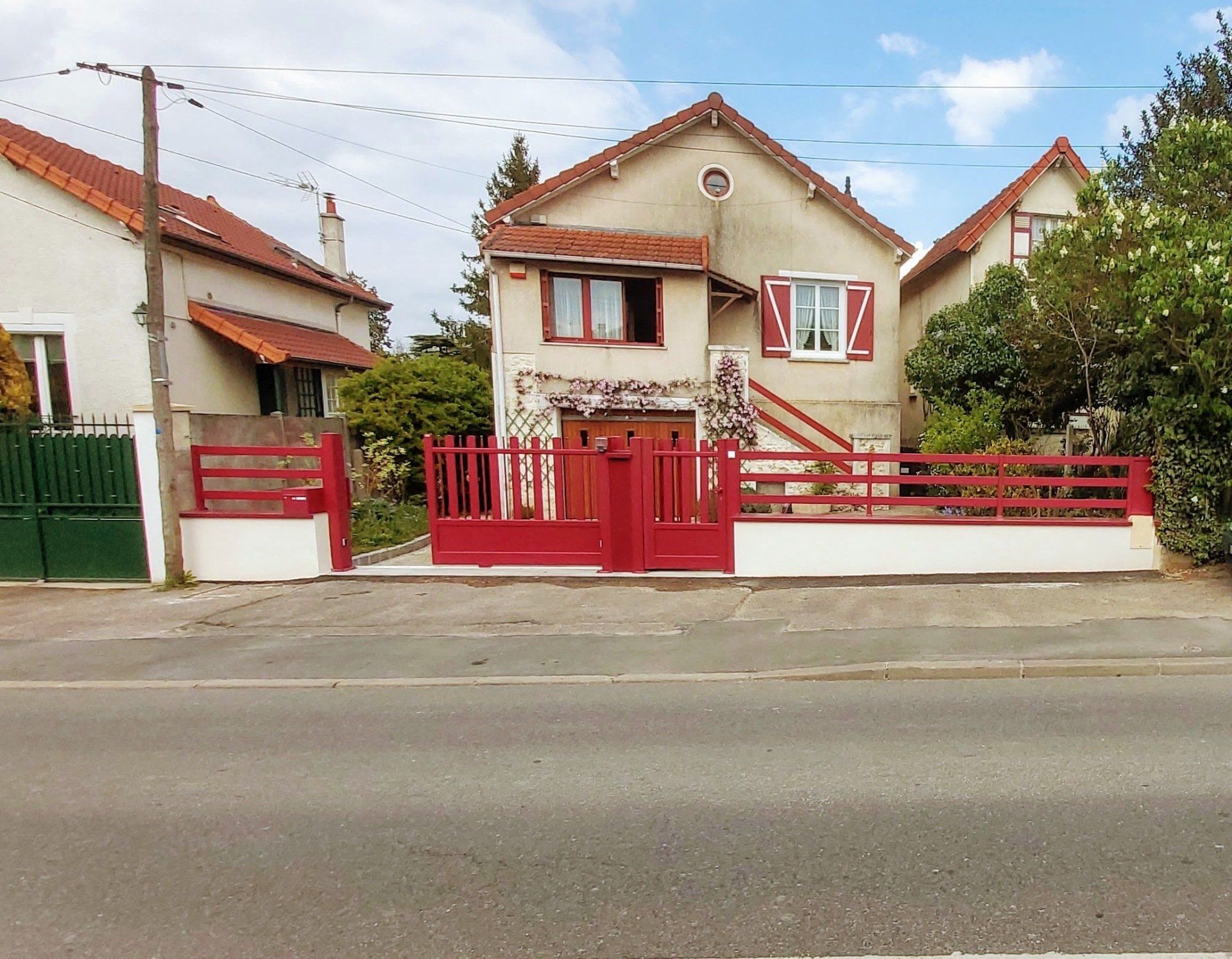 Maison de ville avec portail, portillon et clôture rouges