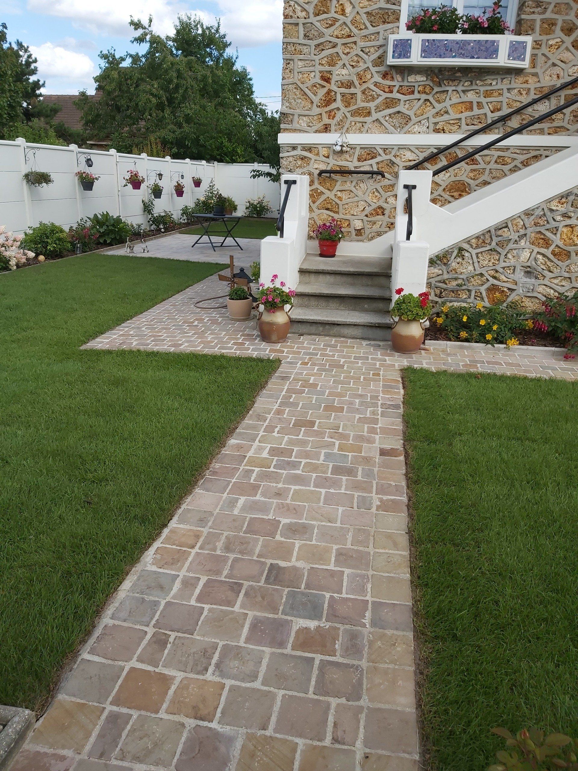 Allée pavée qui mène à une maison