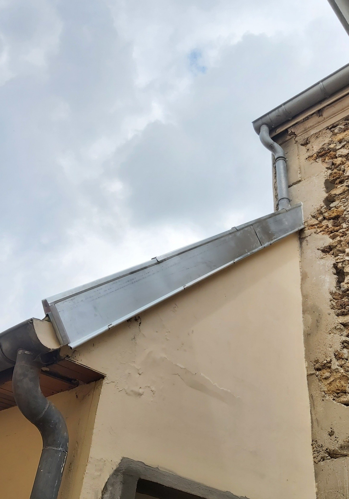 Habillage d' une rive en zinc naturel