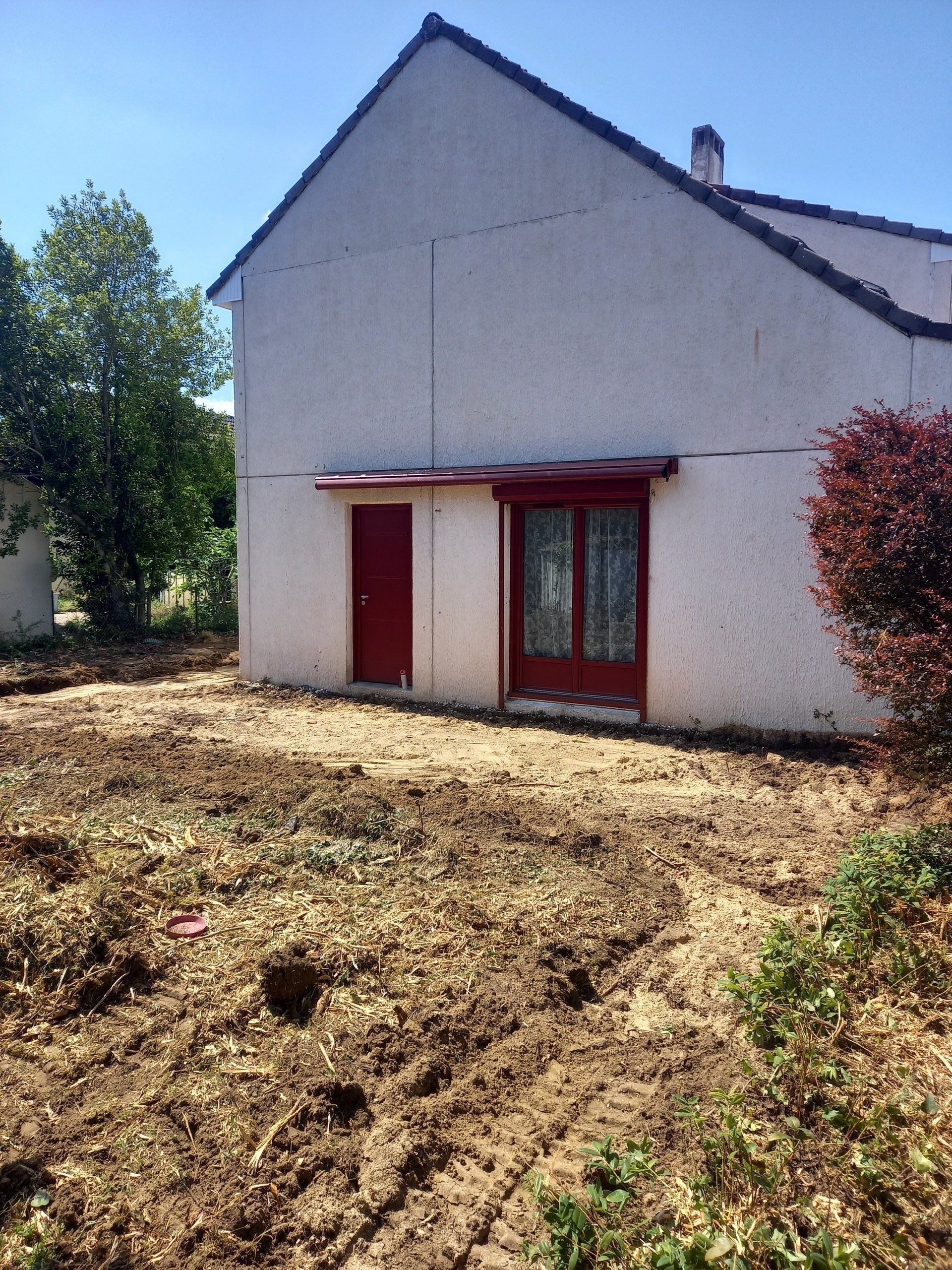 Maison avec terrain non aménagé