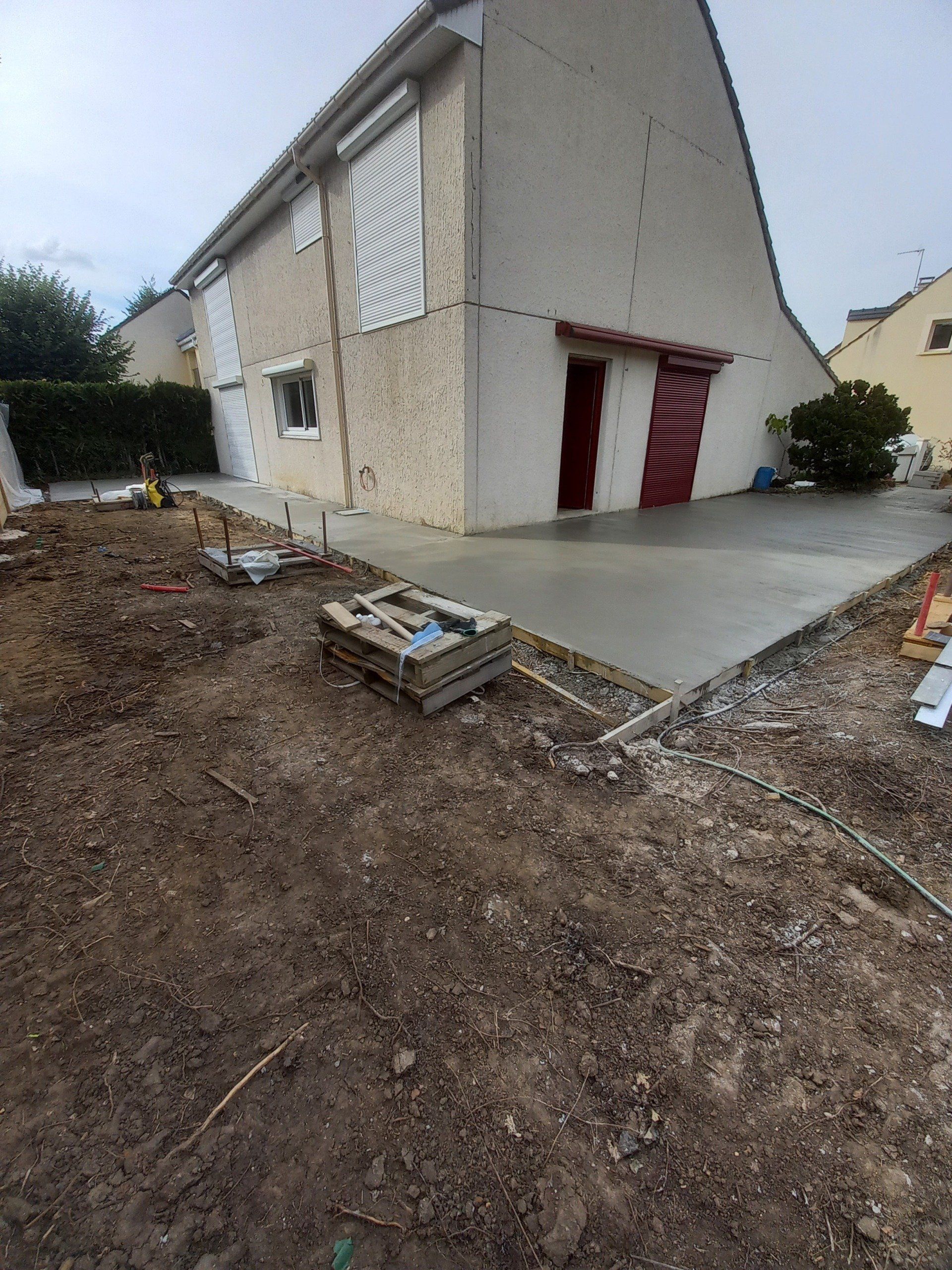 Chape en cour de construction devant une maison