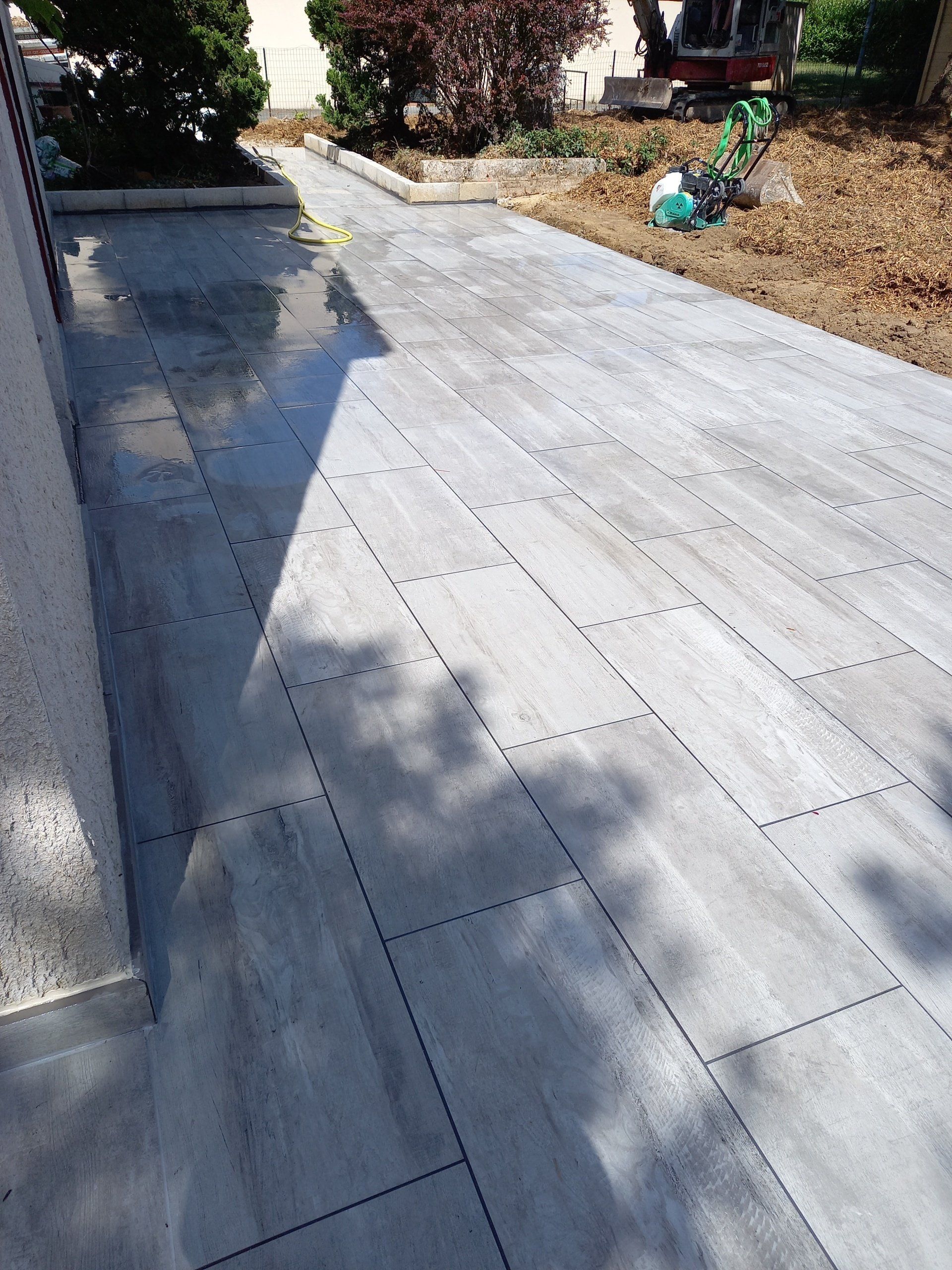 Terrasse avec carrelage gris imitation parquet