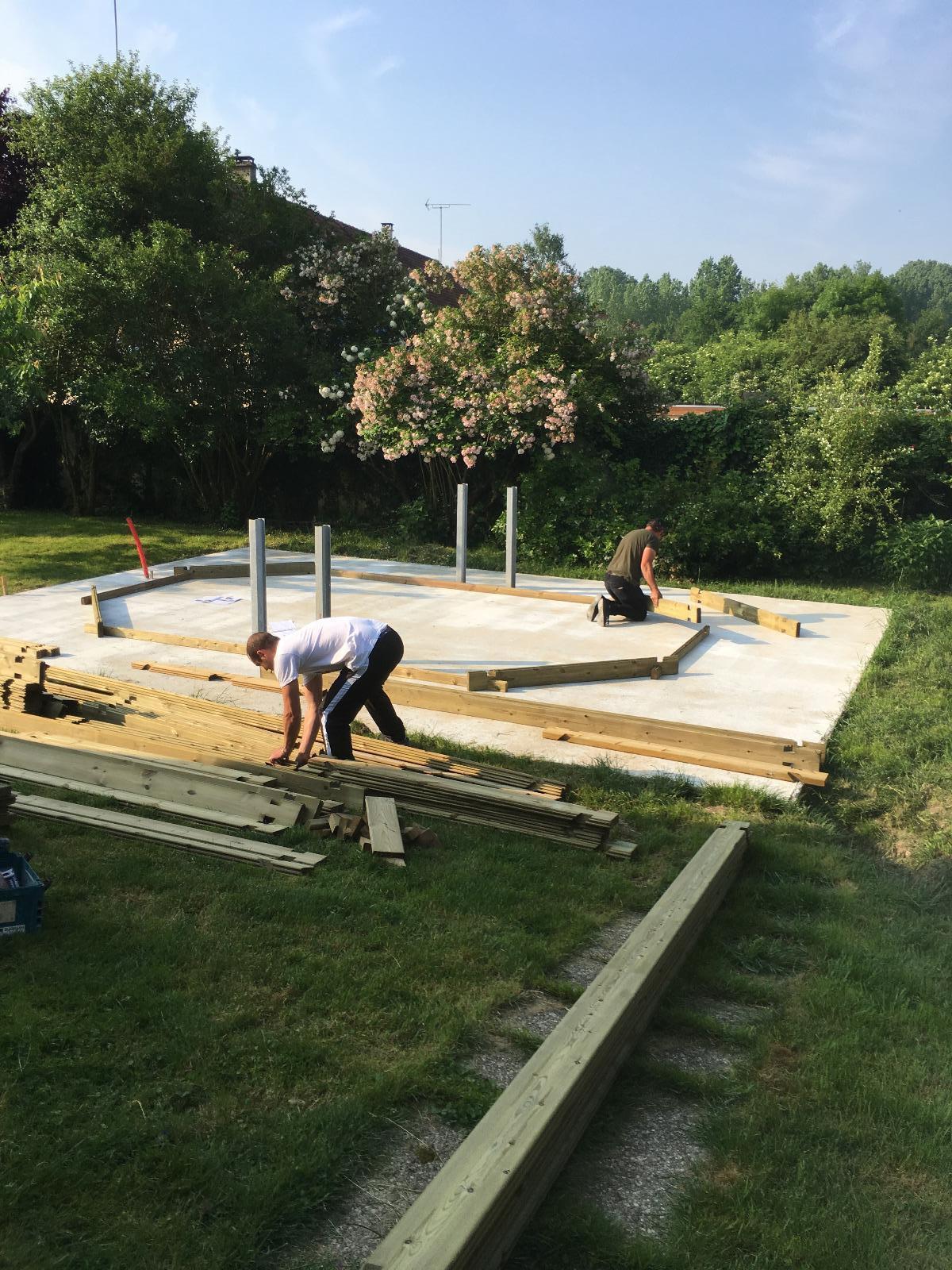 Montage d'une structure en bois de piscine hors sol