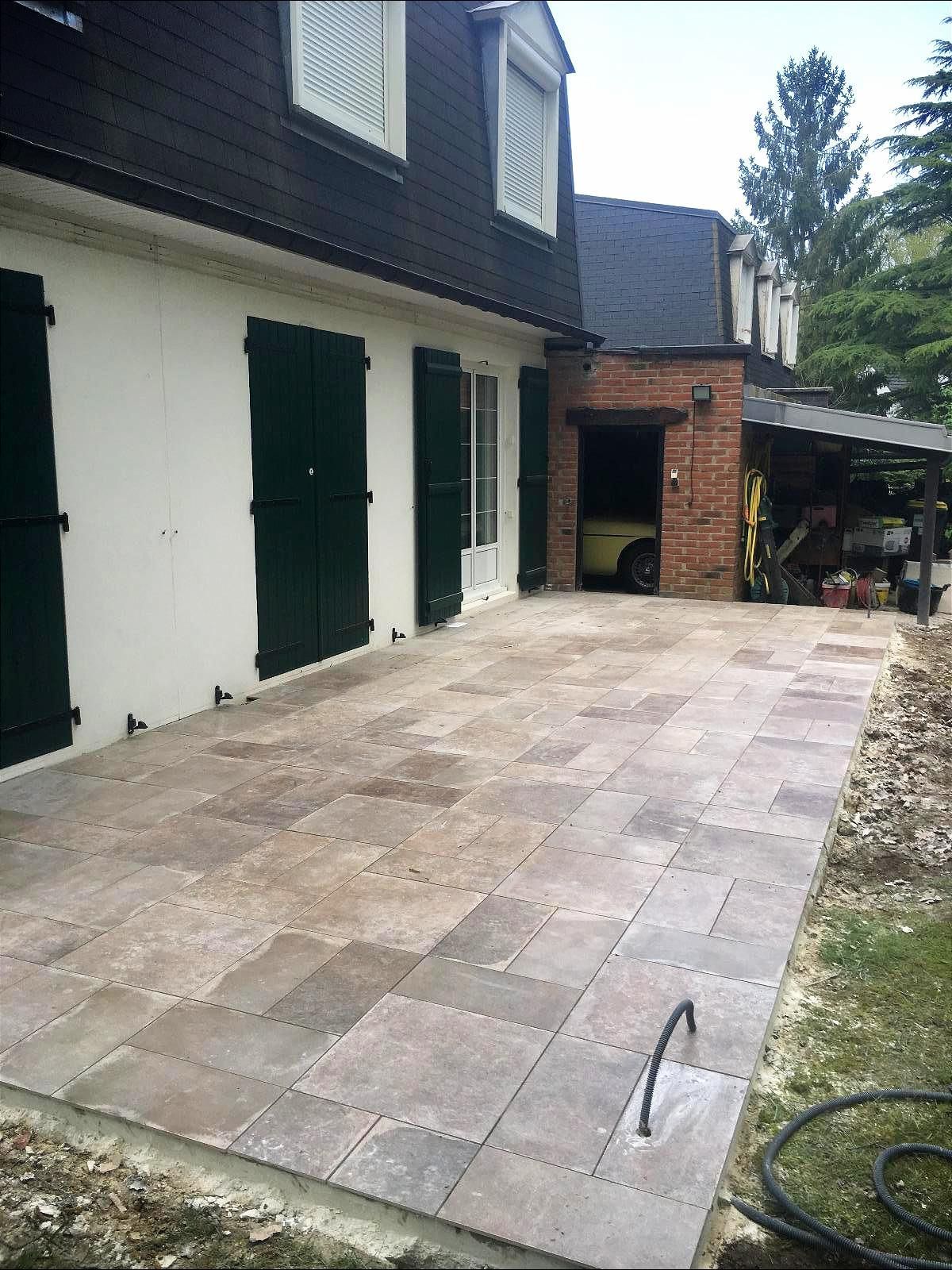 Terrasse carrelée imitation travertin