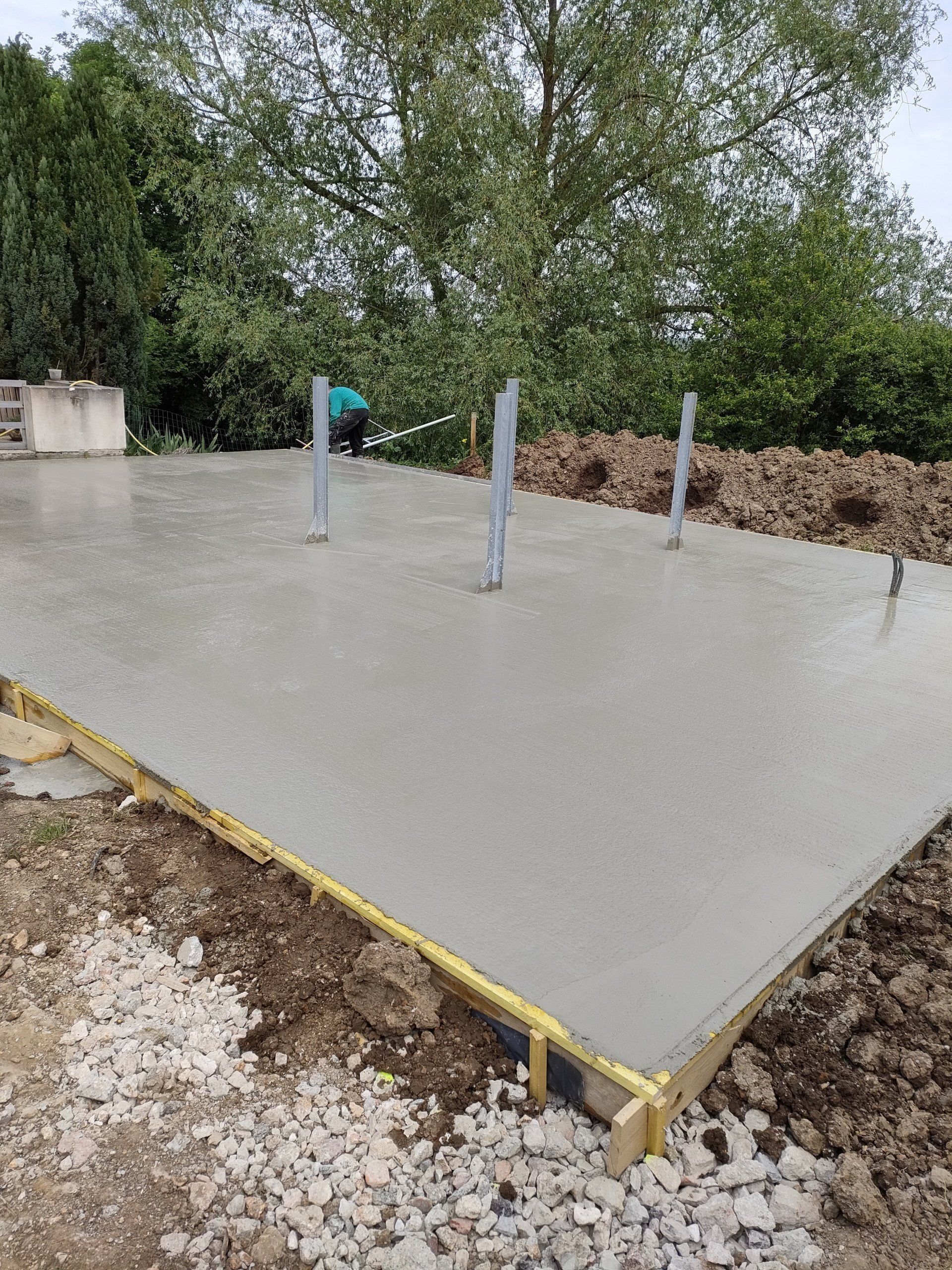 Dalle en béton entourée d'un coffrage