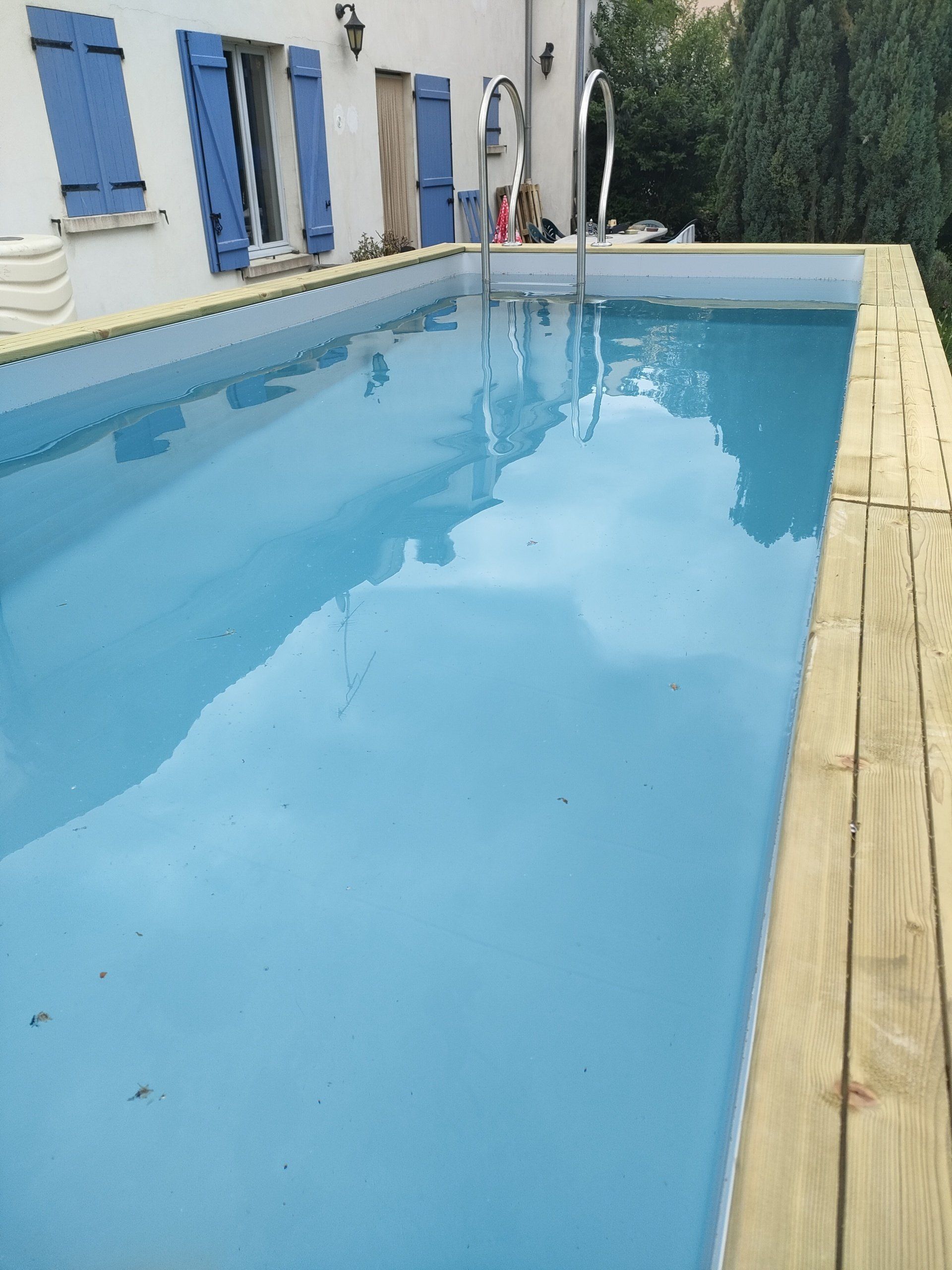 Piscine en bois devant une maison
