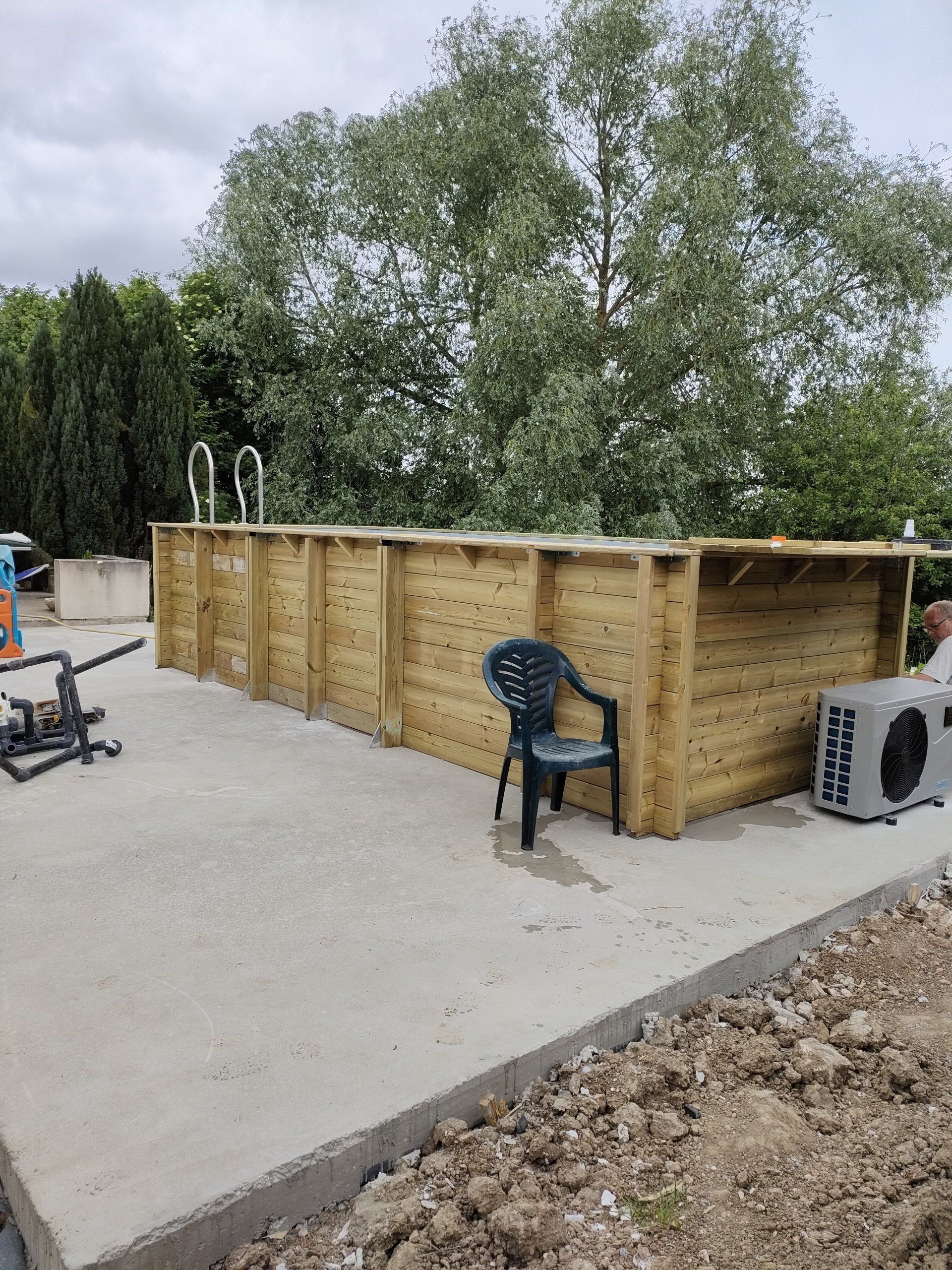 Piscine en bois hors sol sur une dalle en béton