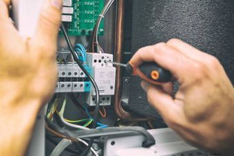 Elektrotechniker bei der Arbeit