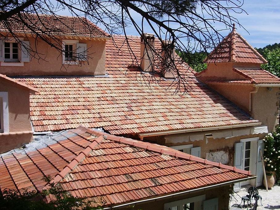 Couverture en tuiles coudées