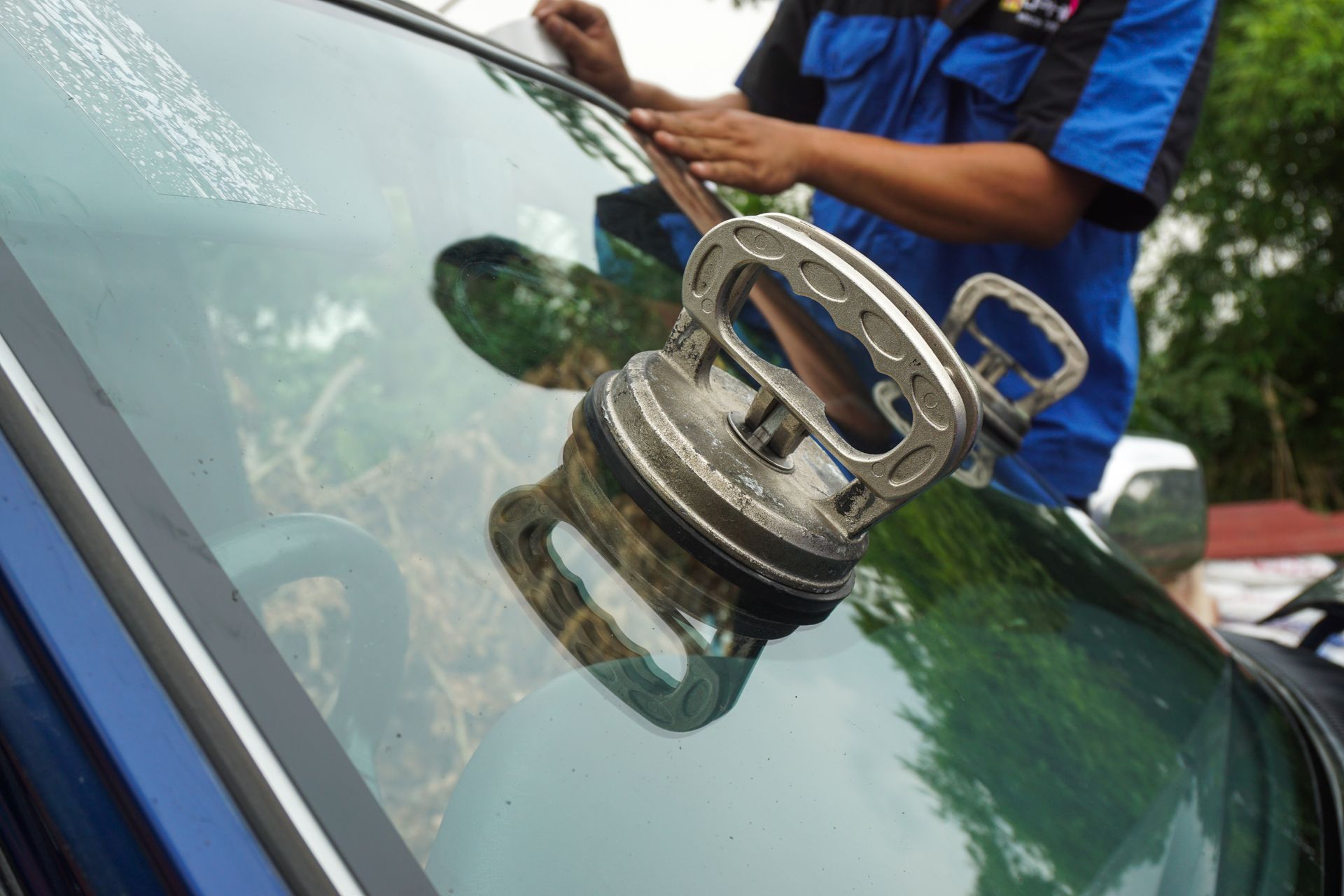Ventouses posées sur un pare-brise