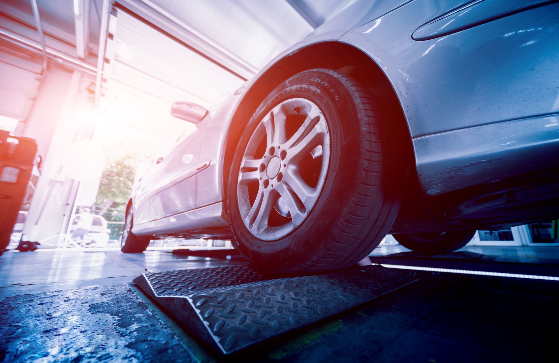Vue d'en dessous d'une voiture garée dans un garage