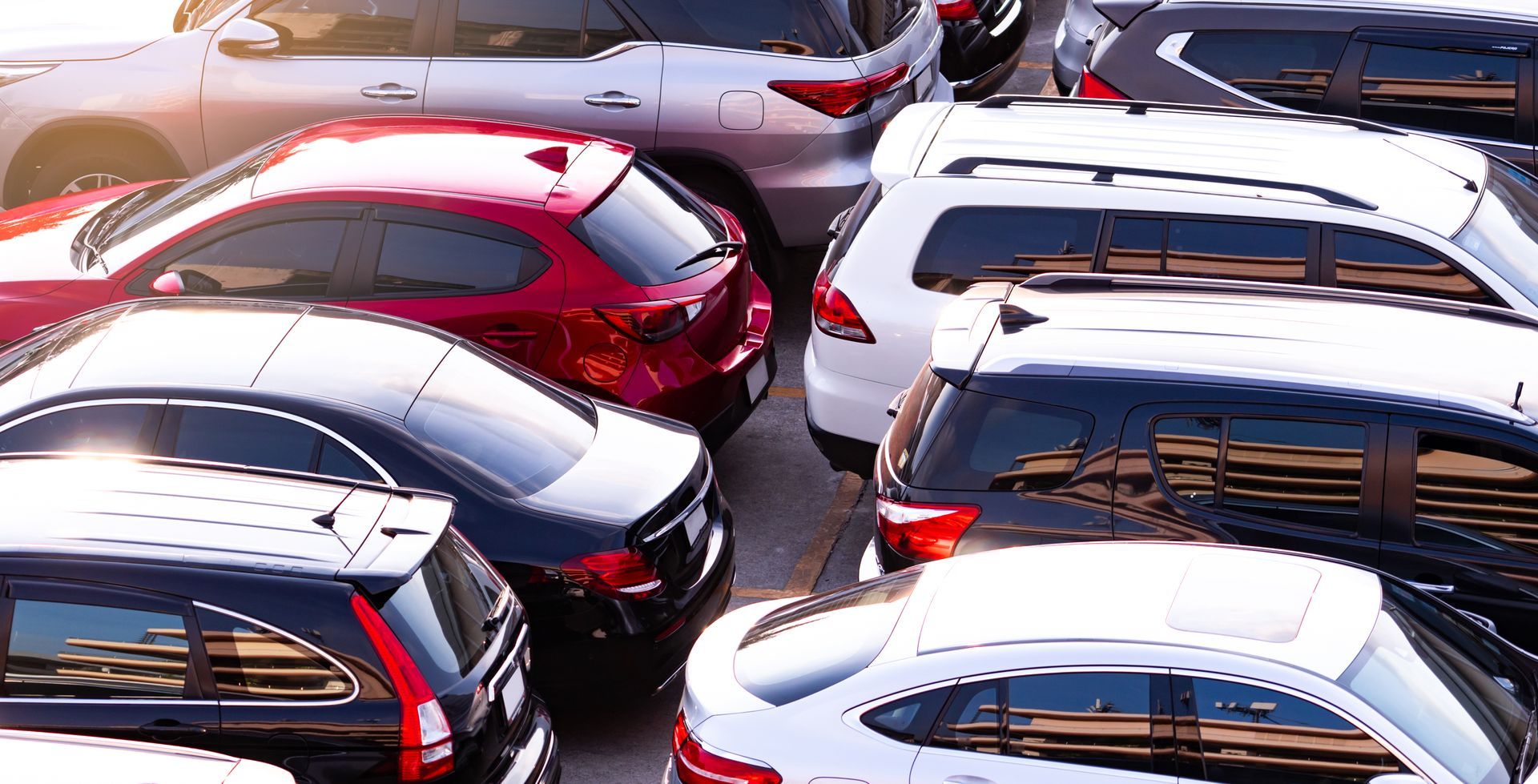 Vue aérienne de voitures multimarques garées en extérieur
