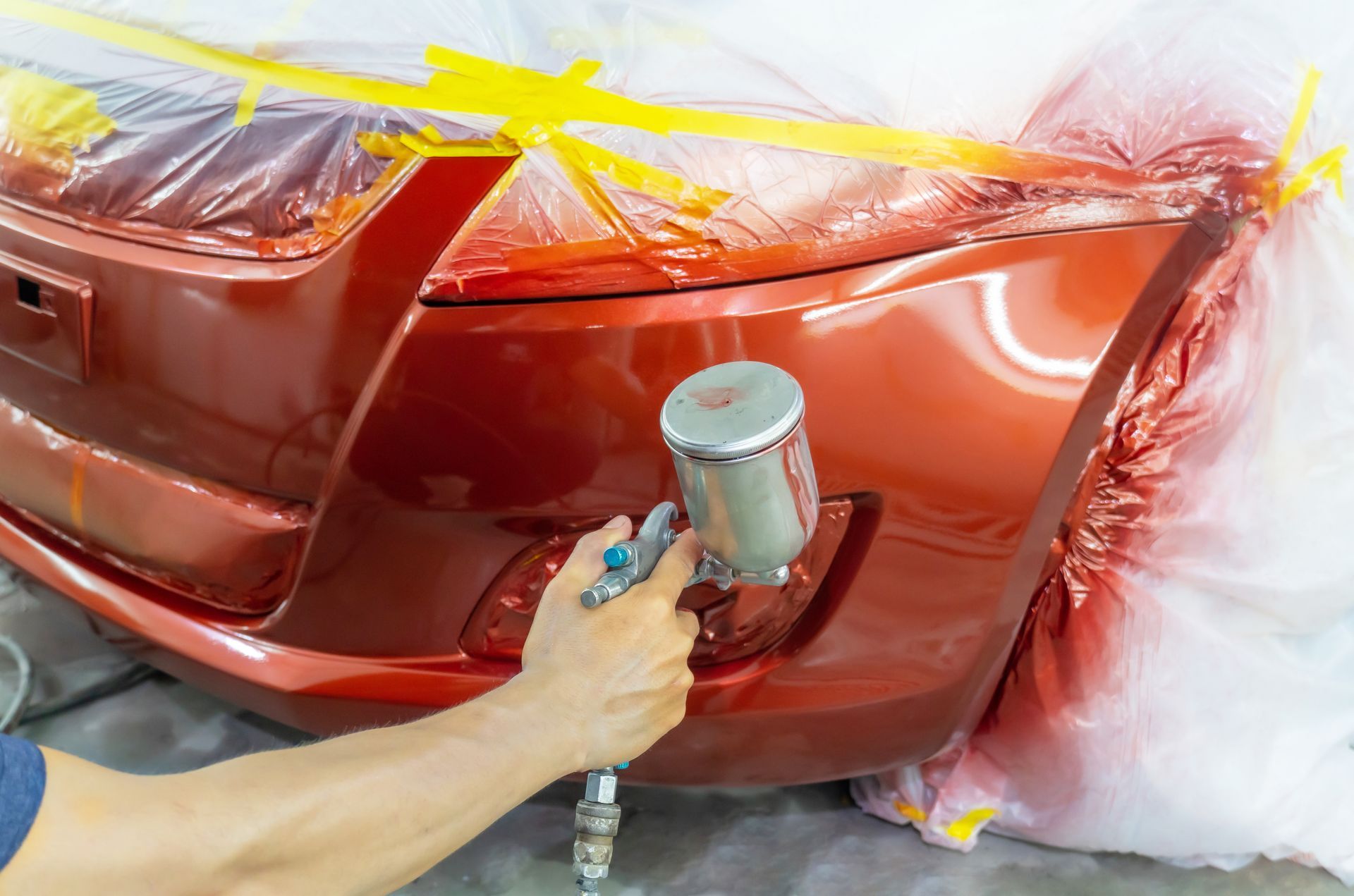 Avant d'une voiture peint en rouge 