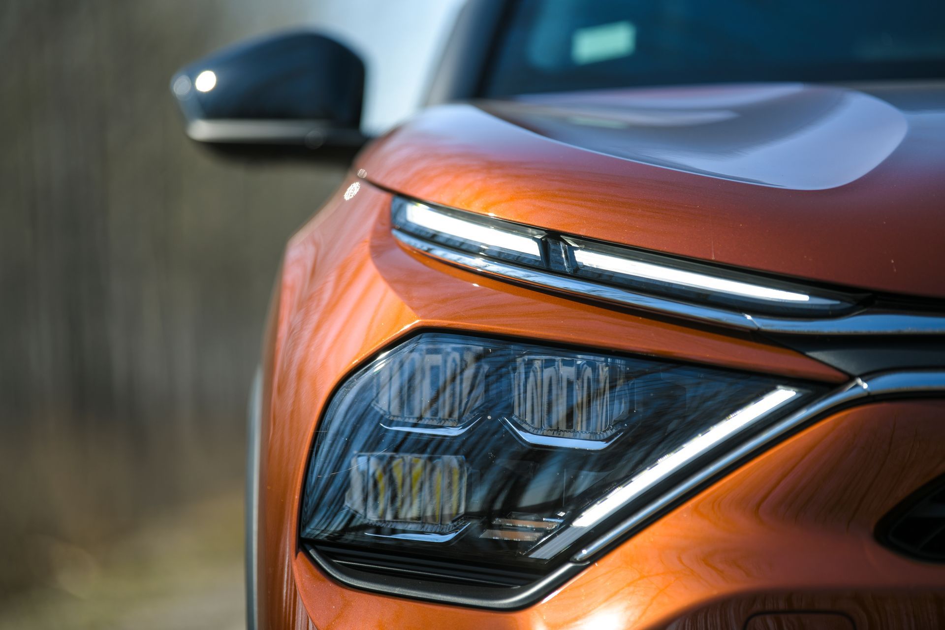 Gros plan sur le phare avant d'une voiture orange