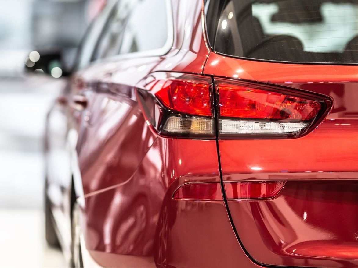 L'arrière d'une voiture rouge neuve chez un concessionnaire