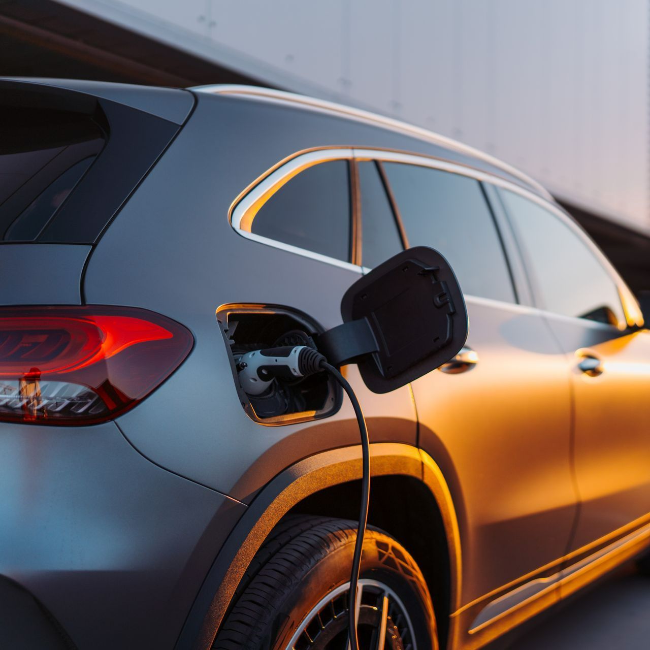 Vue arrière d'une voiture branchée avec le soleil se reflétant sur la carrosserie