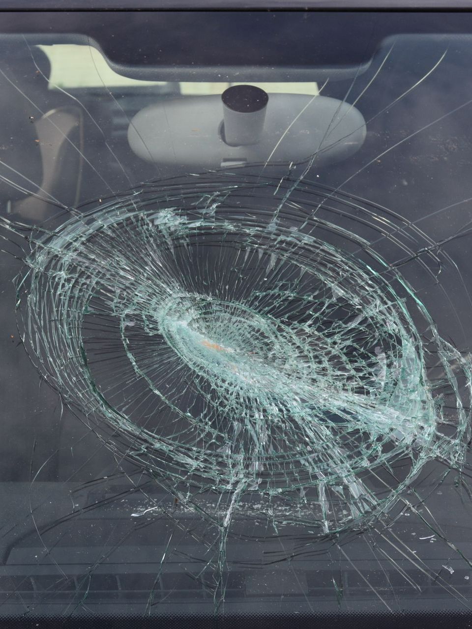 Gros plan sur l'impact d'un pare-brise