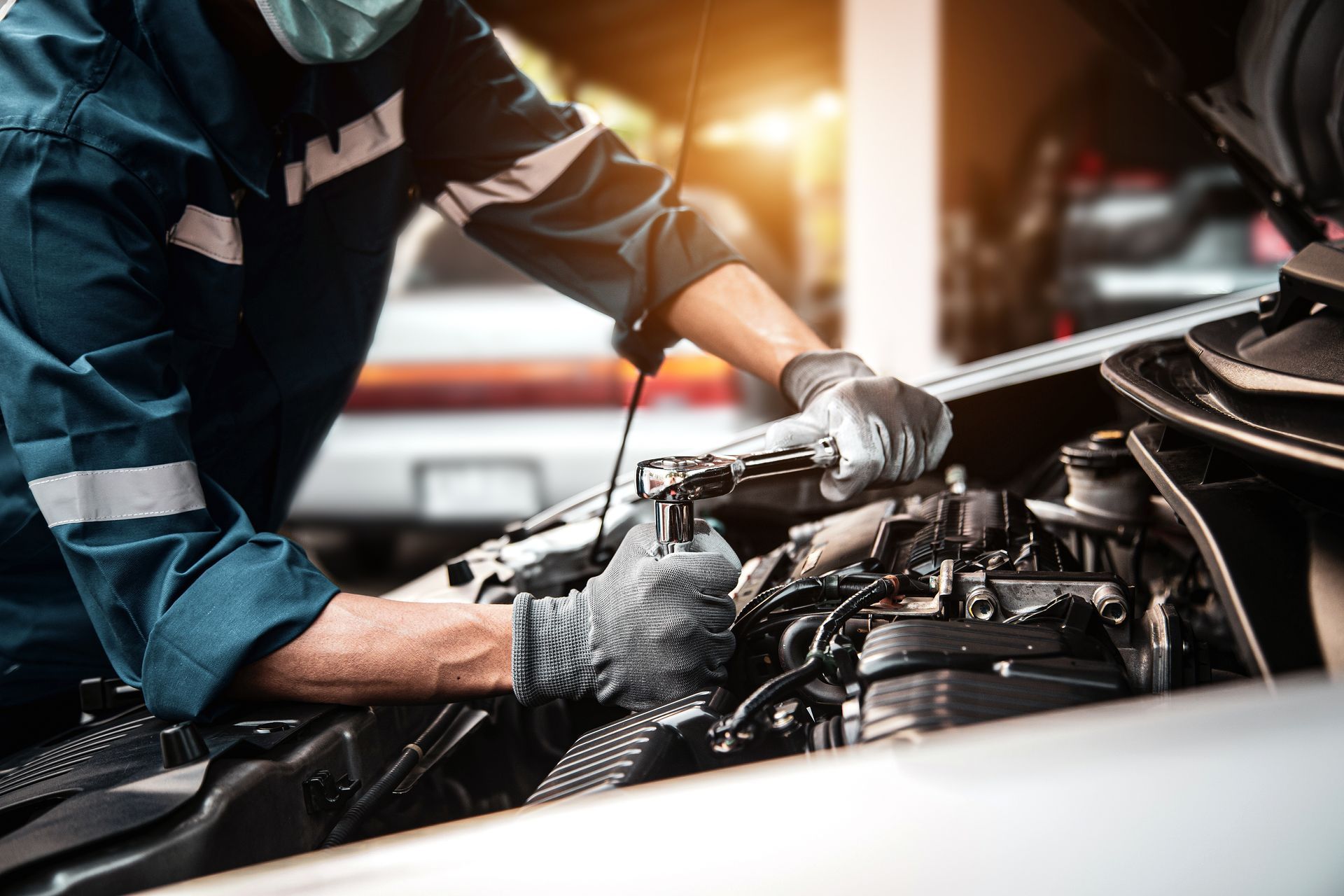 Mécanicien travaillant sur le moteur d'une voiture