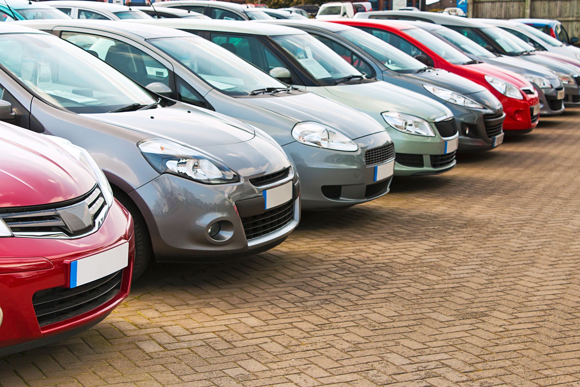 Alignement de voitures de toutes marques