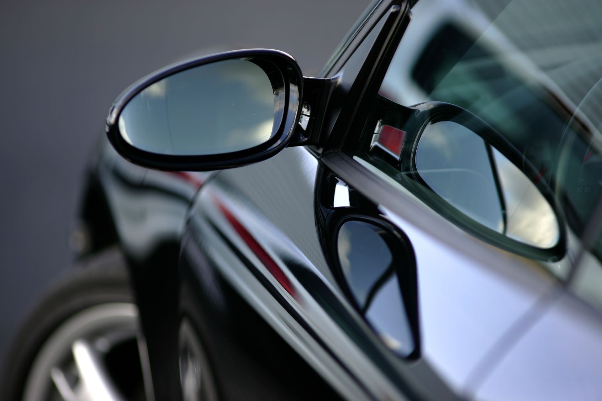 Rétroviseur se reflétant à la fois dans le vitrage et dans la carrosserie