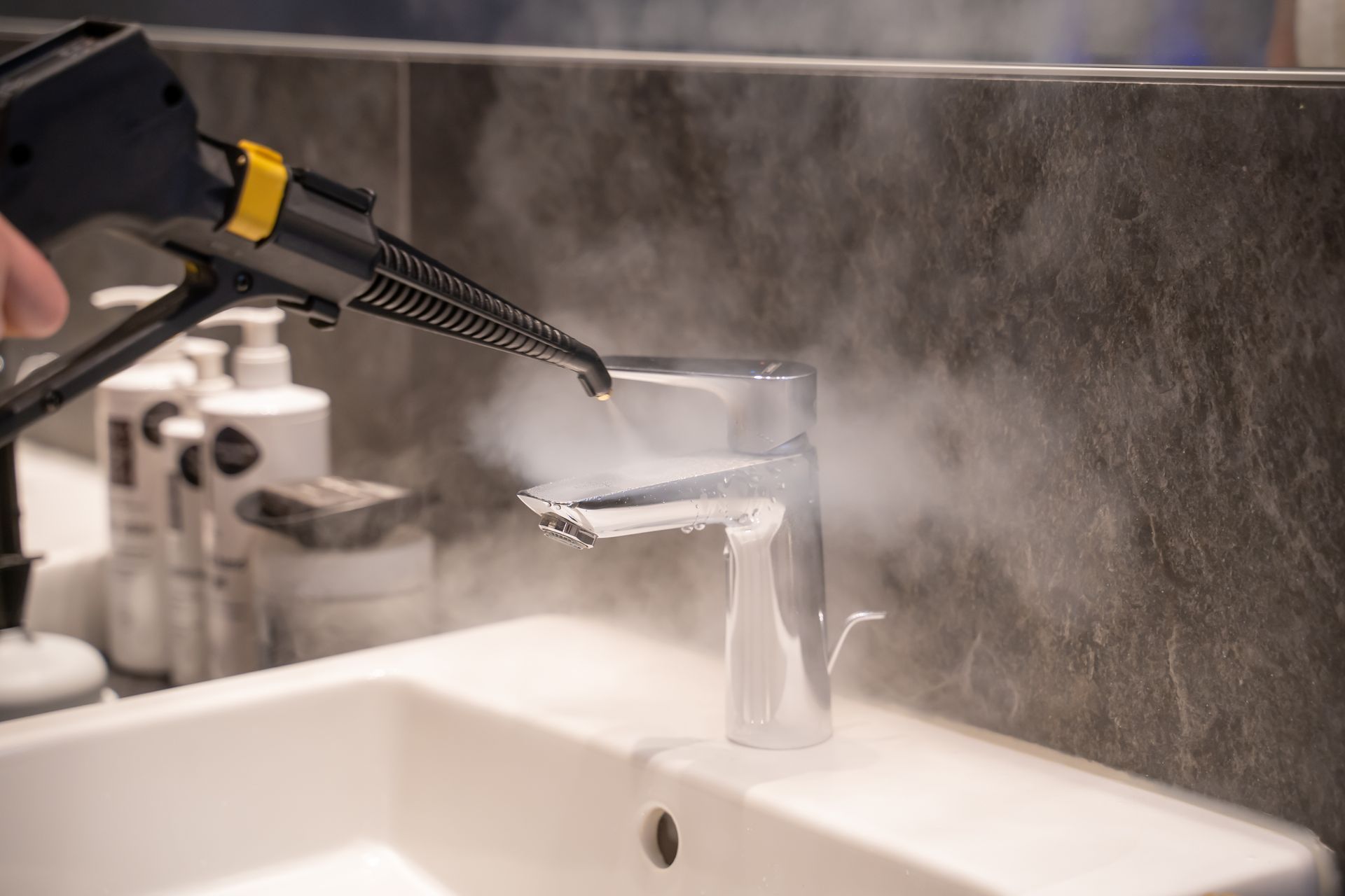 Kylpyhuoneen lavuaarin puhdistus kuivahöyrypesurilla