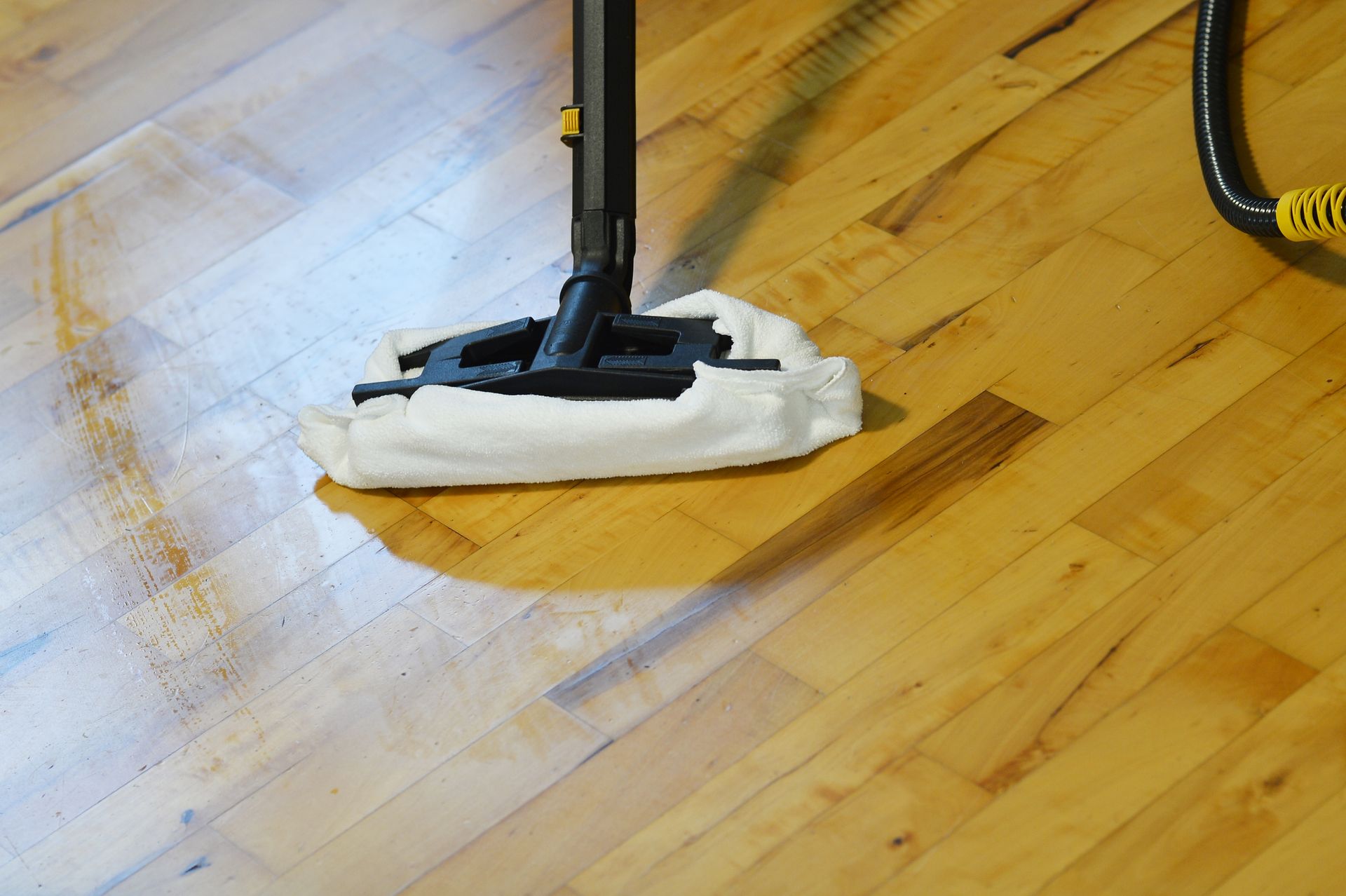 Lattian puhdistus kuivahöyrypesurilla