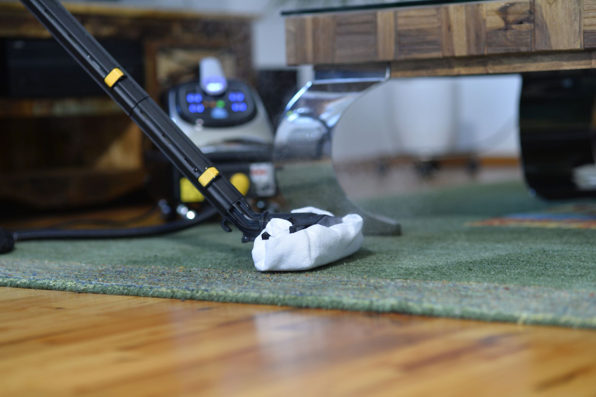 Mattojen puhdistus kuivahöyrypesurilla