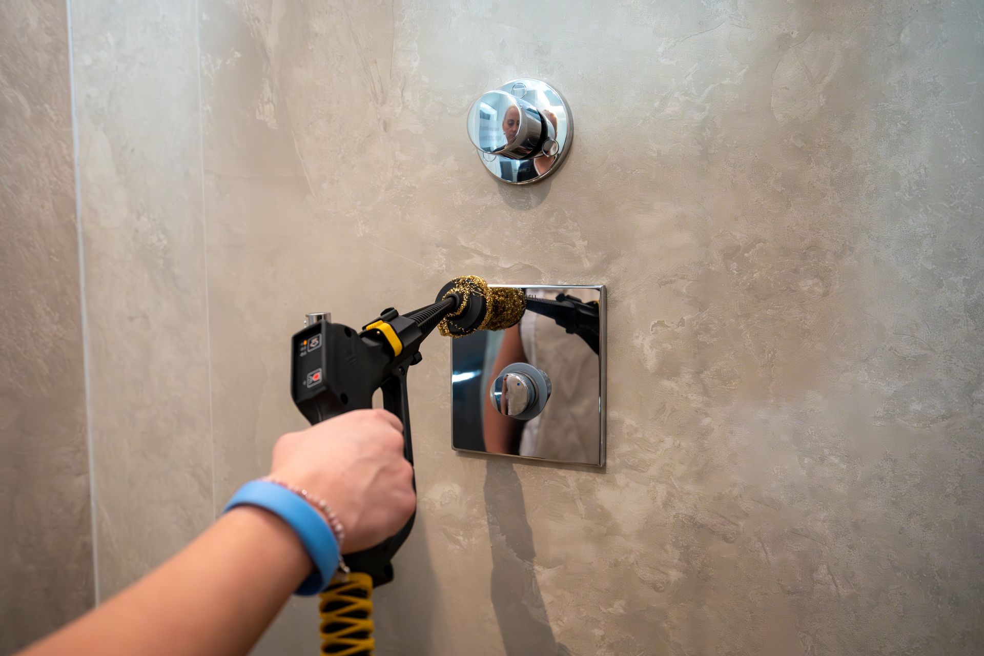 Suihkun puhdistus kuivahöyrypesurilla