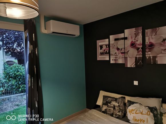 Présentation d'une pompe à chaleur installé dans une chambre à coucher.