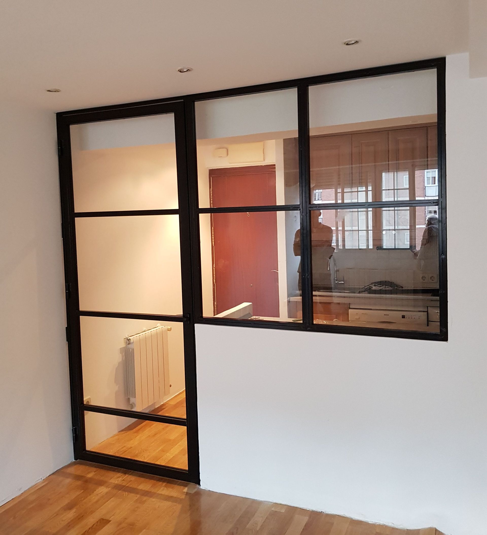 Una habitación con una puerta corrediza de vidrio y una ventana grande.