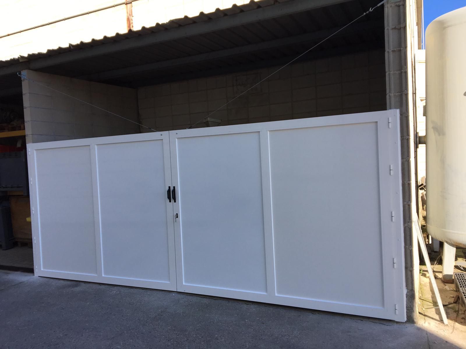 Una valla blanca está situada delante de un edificio.