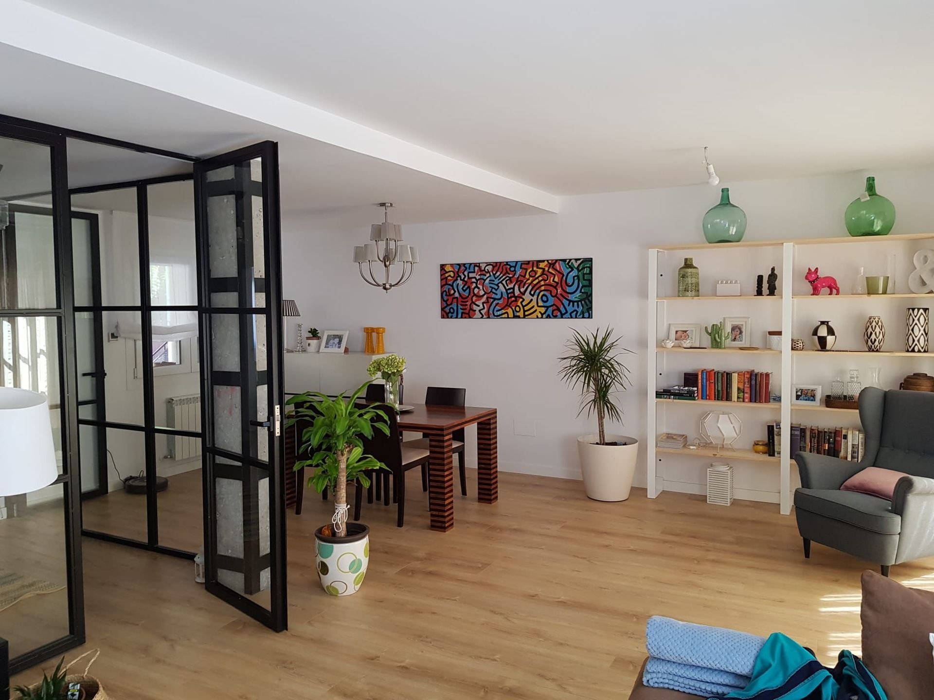 Una sala de estar con una mesa y sillas y un comedor con una mesa y sillas.