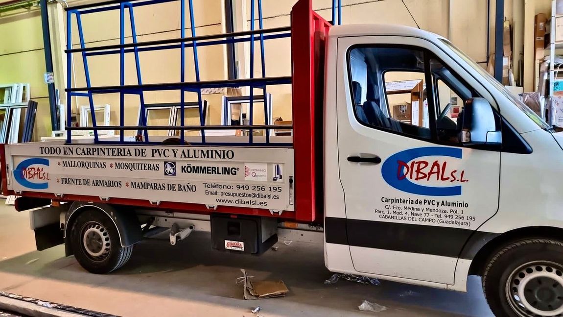 Una camioneta blanca con la palabra bal en el costado