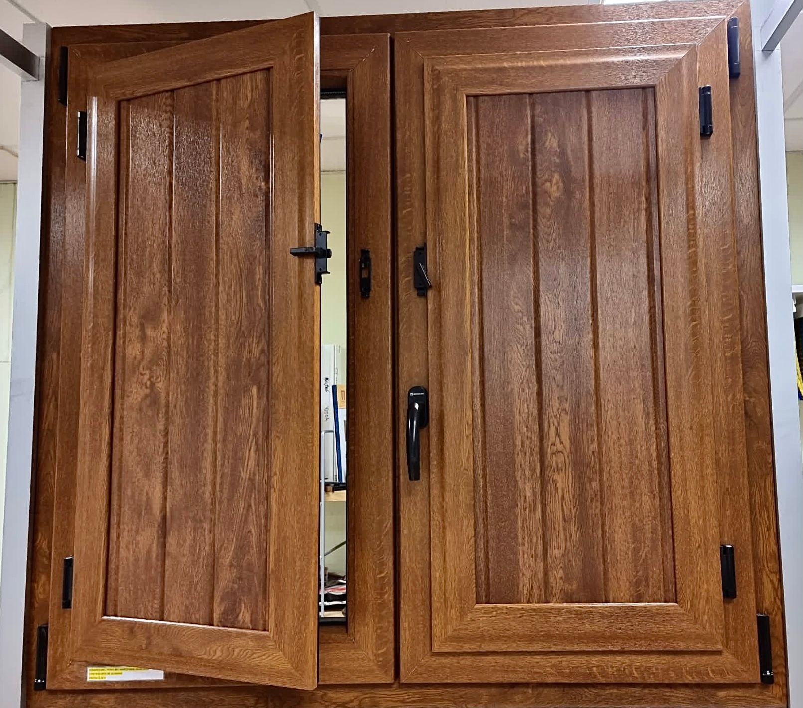 Un armario de madera con dos puertas que se abren.