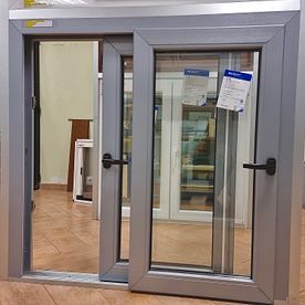 Una puerta corrediza de vidrio está colocada sobre un piso de madera en una habitación.