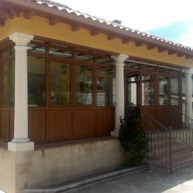 Una casa con muchas ventanas y columnas