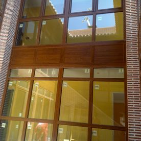 Un edificio con muchas ventanas y una pared de ladrillos.