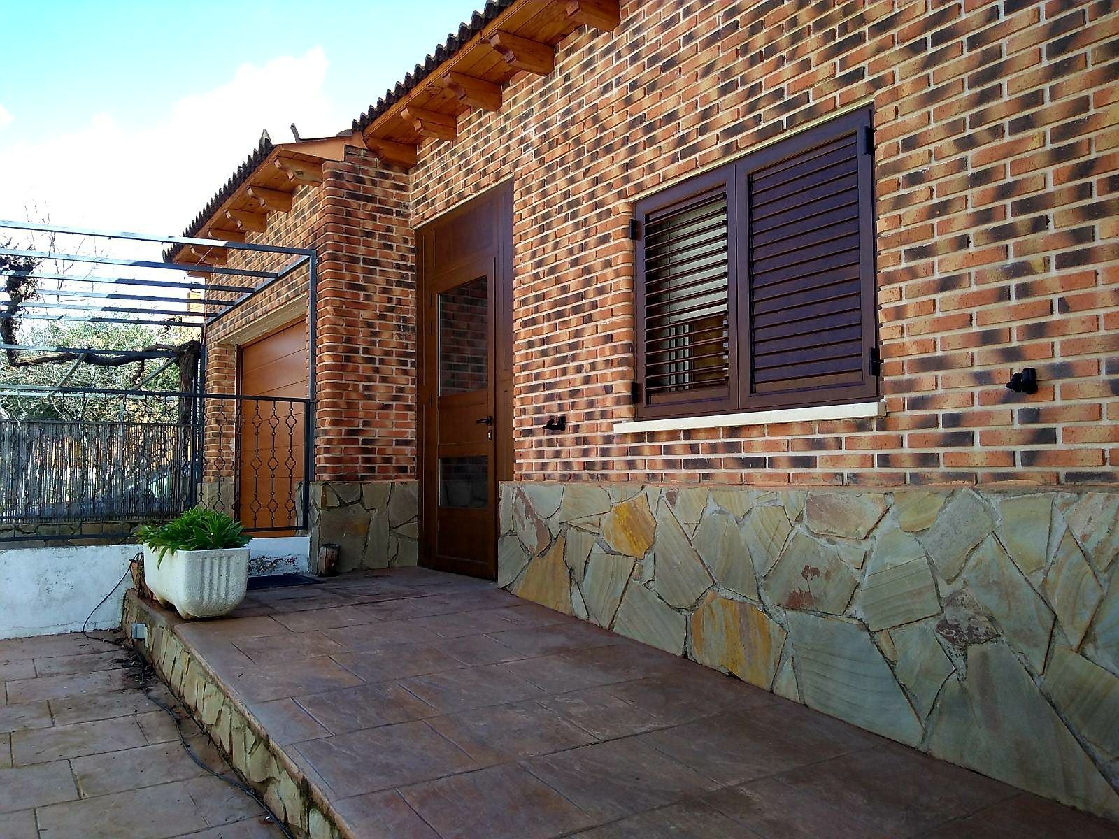 Una casa de ladrillo con un camino de piedra que conduce a la puerta principal.