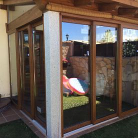 Una habitación con muchas ventanas y una piscina flotante en el patio trasero.