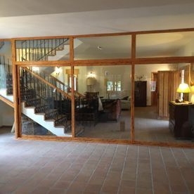 Hay una escalera en el medio de la habitación con muchas ventanas.