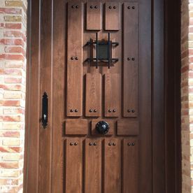 Una puerta de madera con una pared de ladrillos detrás de ella.
