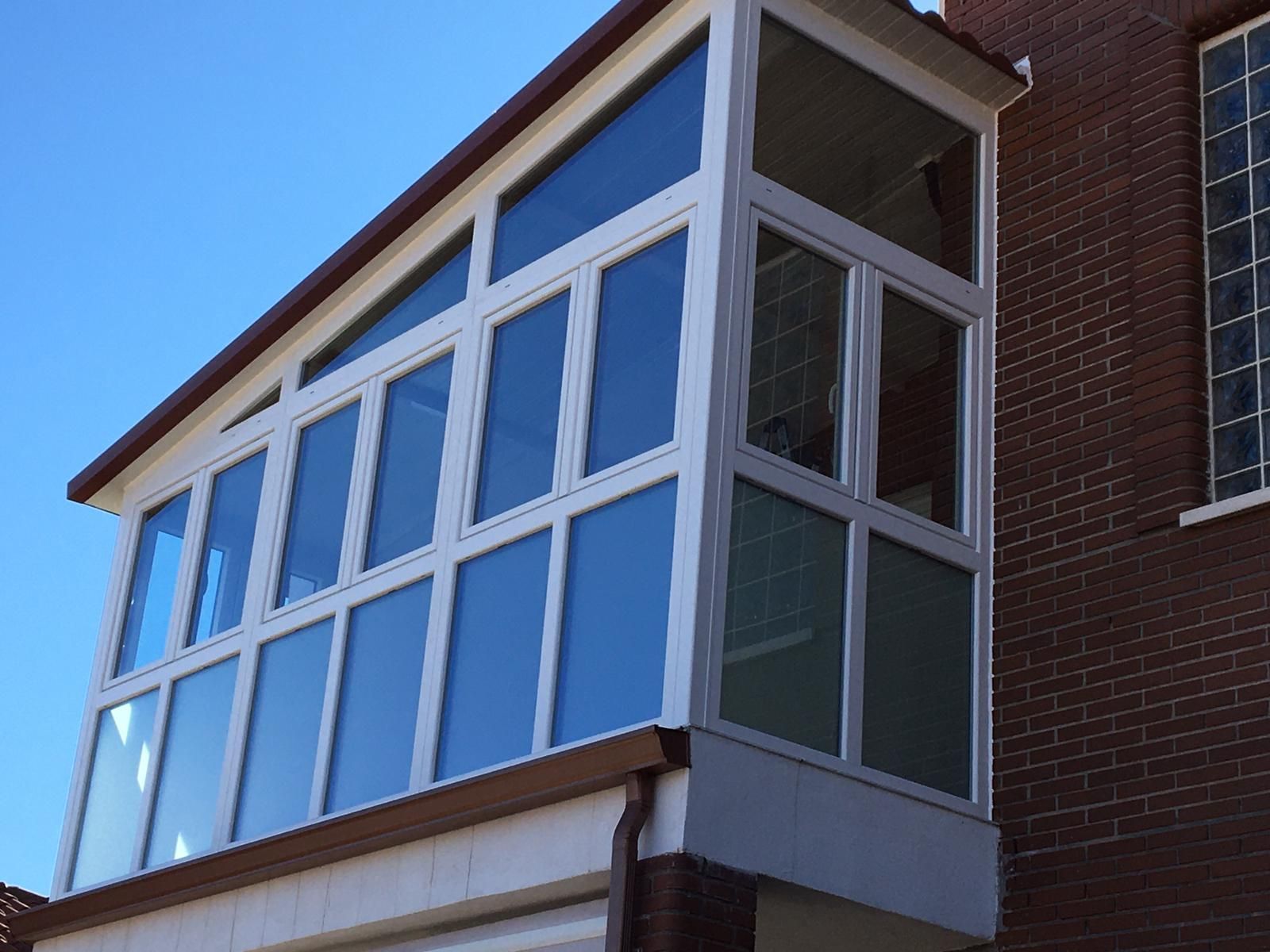Una gran ventana en el lateral de un edificio de ladrillo.