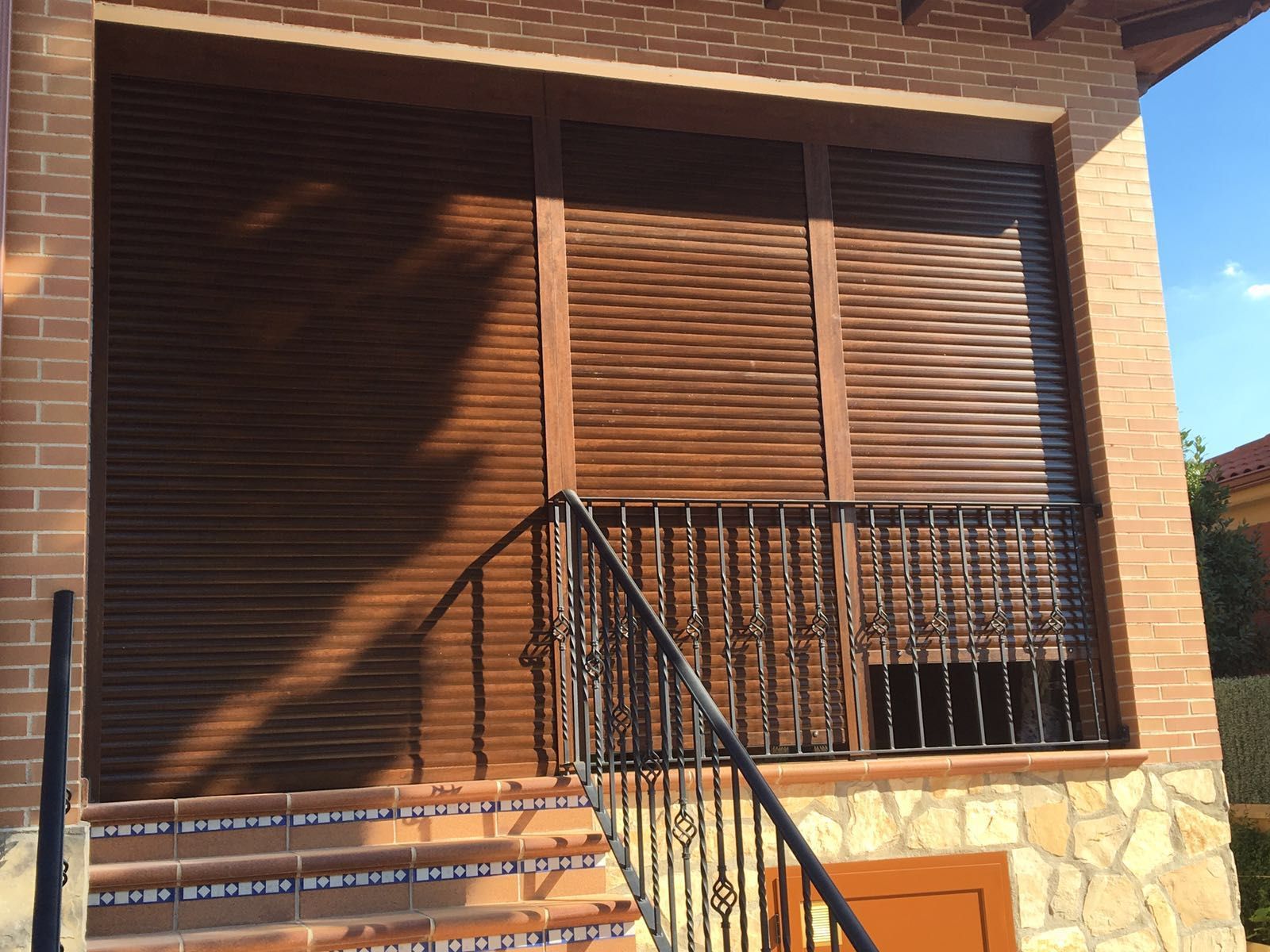 Un edificio de ladrillo con balcón y escaleras.