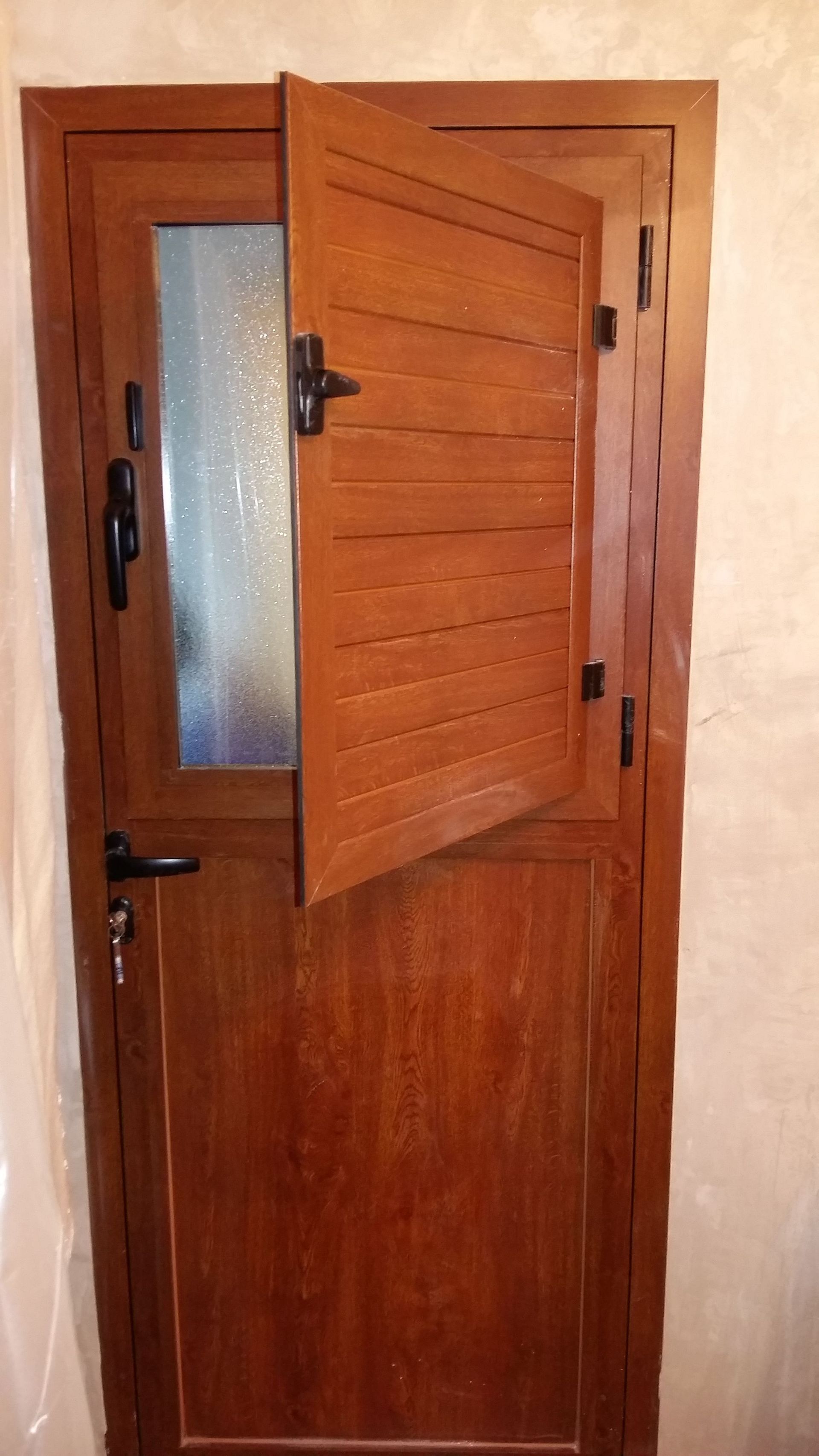 Un primer plano de una puerta de madera con la puerta abierta.