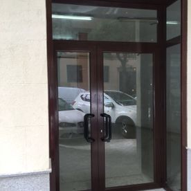Una puerta con un coche aparcado delante.