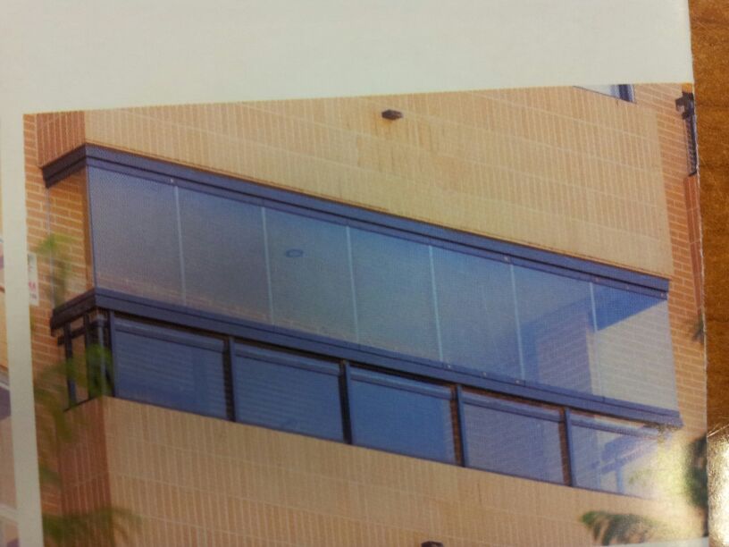 Una imagen de un balcón en el costado de un edificio.