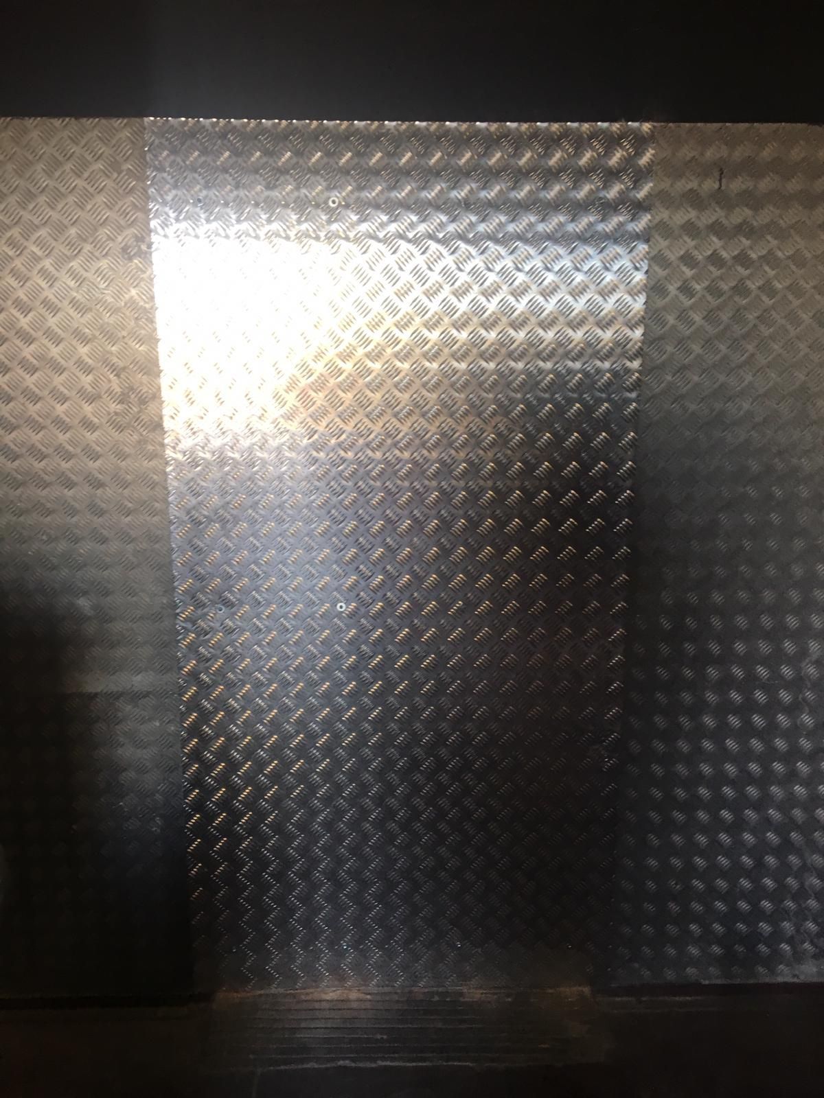 Un trozo de metal con un patrón de diamante