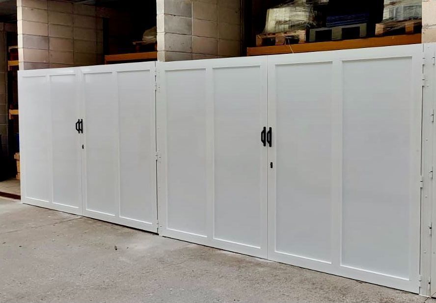 Una fila de puertas blancas están una al lado de la otra en un garaje.