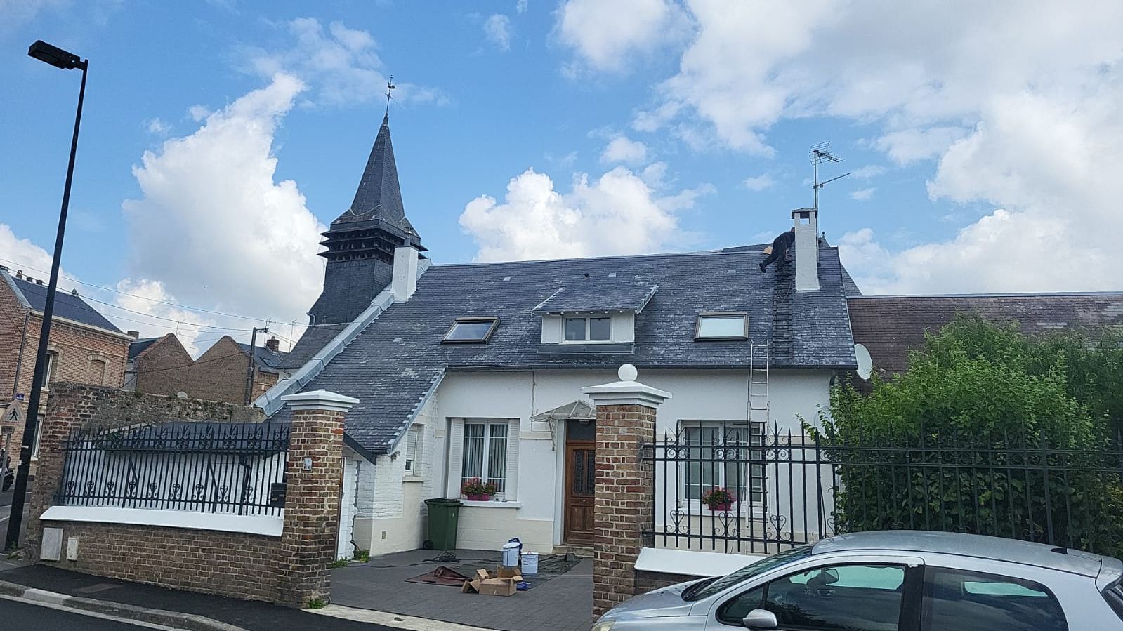 Maison avec la toiture en ardoise avant travaux.