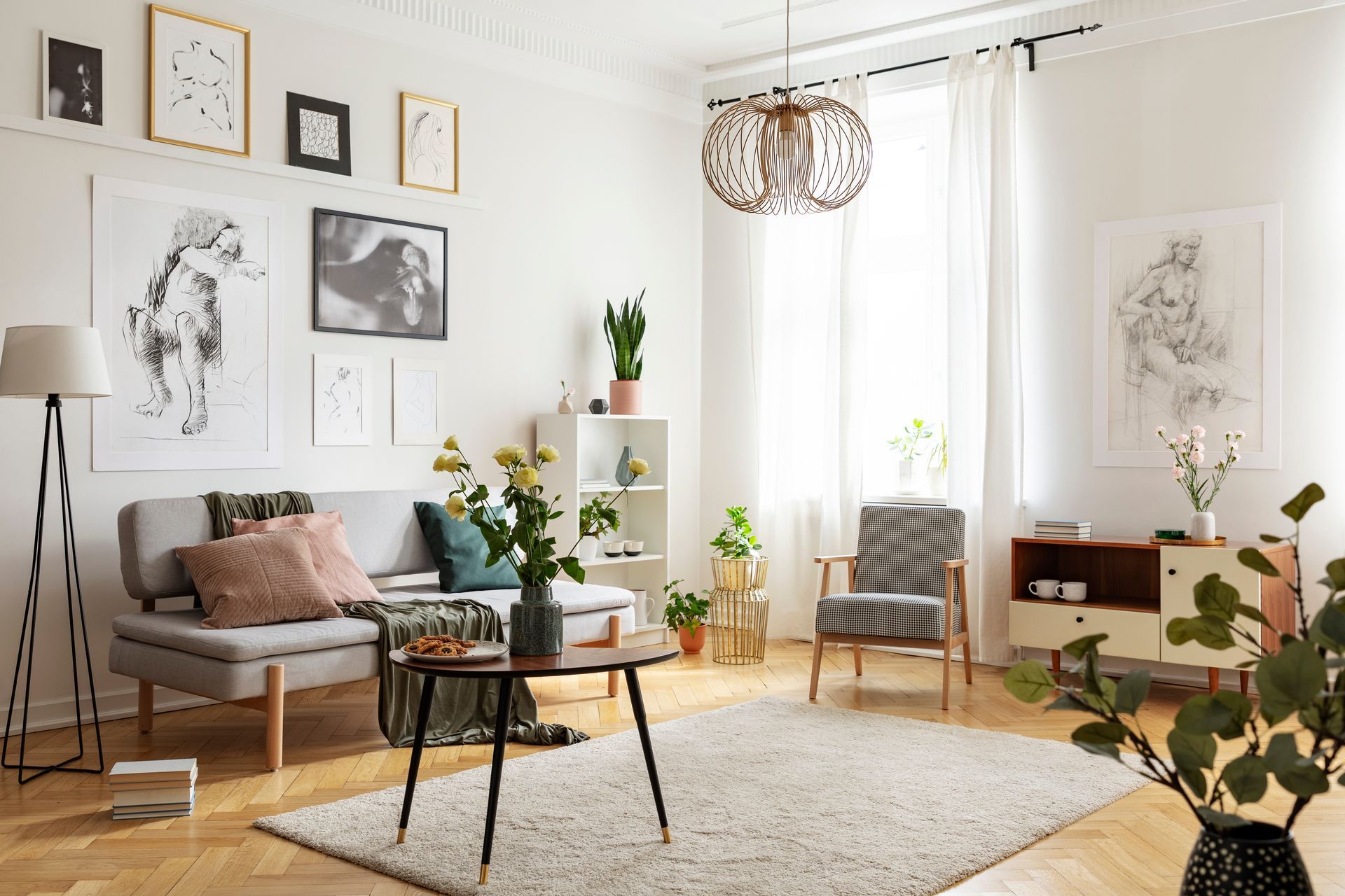 Intérieur d'un salon avec un tapis au sol et une table basse au milieu.